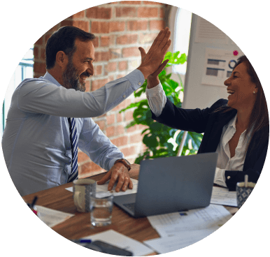 Zadowolony partner przybijający piątkę